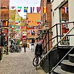 Townhouse With Garden And Free Parking *