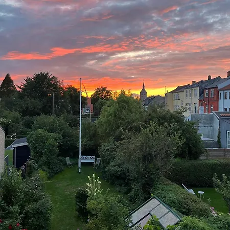 Townhouse With Garden And Free Parking Apartment