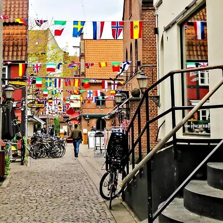 Townhouse With Garden And Free Parking *